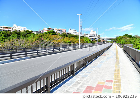 從馬路橋眺望馬路（沖繩縣那霸市）[2023年2月] 100922239