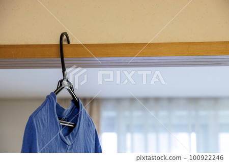 衣架上的襯衫 衣架上的襯衫 100922246