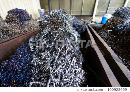 A large amount of discarded metal waste, waste from lathe processing 100922669