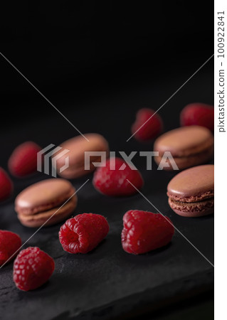 macaroons of different colors on a black background 100922841