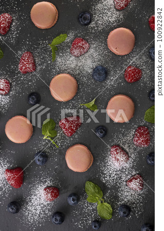 macaroons of different colors on a black background 100922842