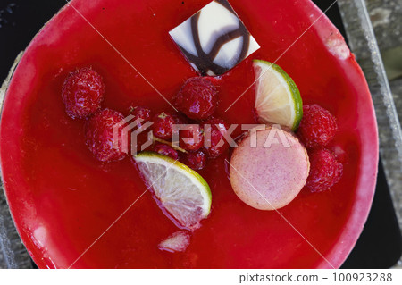 jelly fruit cake with a macaroon 100923288