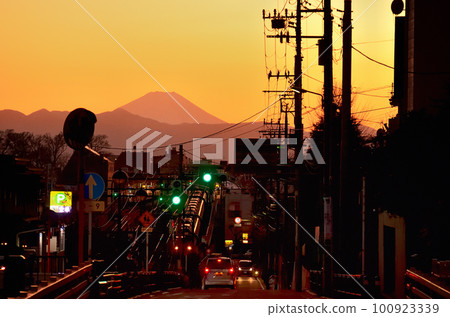 從世田谷大田站看富士山的夜景 從世田谷大田站看富士山的夜景 100923339