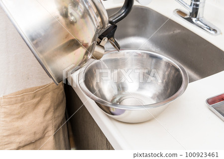 [Put hot water in a bowl to make salmon roe pickled in soy sauce] 100923461