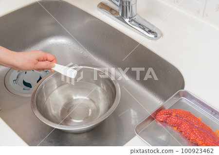 [Put salt in a bowl to make salmon roe pickled in soy sauce] 100923462