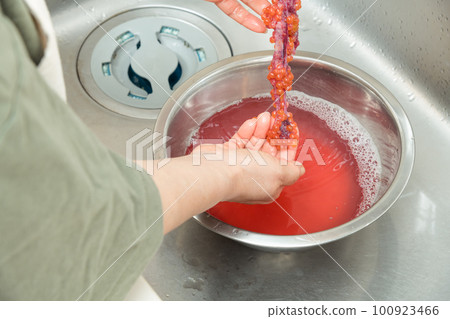 [To make salmon roe marinated in soy sauce, put raw salmon roe in lukewarm water with salt] 100923466