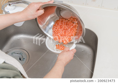 [製作醬油醃製三文魚子，將洗淨的生三文魚子瀝乾] 100923473