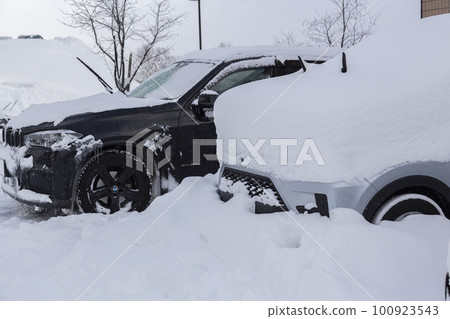 汽車埋在雪中 100923543