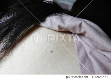 Hair on the back and nape of women in their 20s Hair on the back and nape of women in their 20s 100923545