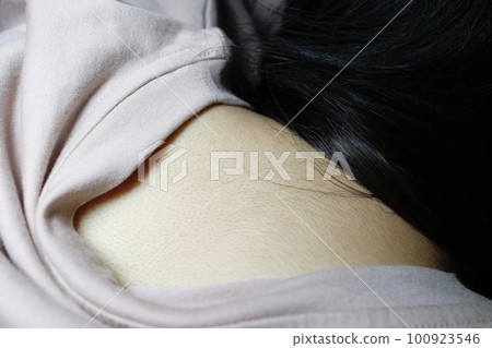 Hair on the back and nape of women in their 20s 100923546