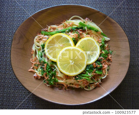 Peperoncino with Rapeseed Flower and Sakura Shrimp Topped with Lemon 100923577