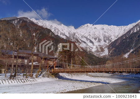 Kamikochi winter's Hotaka mountains and Kappa bridge Kamikochi winter's Hotaka mountains and Kappa bridge 100923843