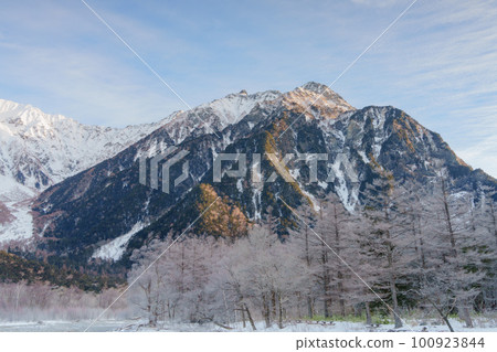 Kamikochi Trees with hoarfrost and Azusa River 100923844