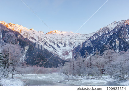 有白霜和梓川的上高地樹 100923854