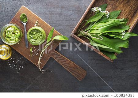 Ramson wild garlic pesto 100924385