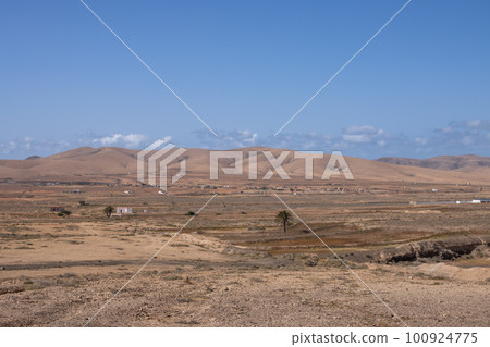 Mountains in the central Fuerteventura 100924775