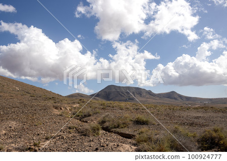Mountains in the central Fuerteventura 100924777
