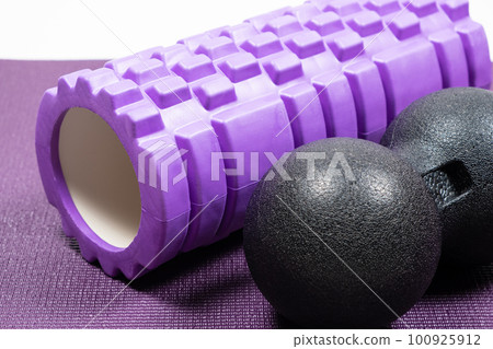 Massage roller and double ball to relax the muscles. Sports equipment Massage roller and double ball to relax the muscles. Sports equipment 100925912