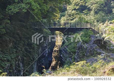 Miyazaki Prefecture / Highlights of Takachiho Gorge "Yaritobi/Yaritobi Bridge" (where the river is narrowest in Takachiho Gorge) Miyazaki Prefecture / Highlights of Takachiho Gorge "Yaritobi/Yaritobi Bridge" (where the river is narrowest in Takachiho Gorge) 100926532