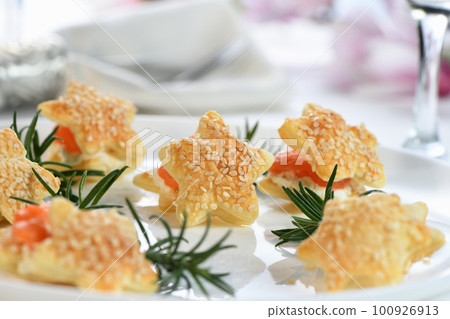 Puff pastry stars with salmon and cheese 100926913
