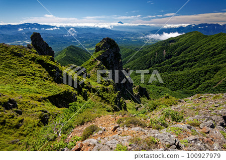 從八嶽山脈和赤嶽山看到的大天狗和小天狗的岩石山峰,以及雲層之上的富士山 從八嶽山脈和赤嶽山看到的大天狗和小天狗的岩石山峰,以及雲層之上的富士山 100927979