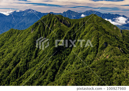 從八嶽山脈/赤岳看到的權現岳和南阿爾卑斯山脈 100927980