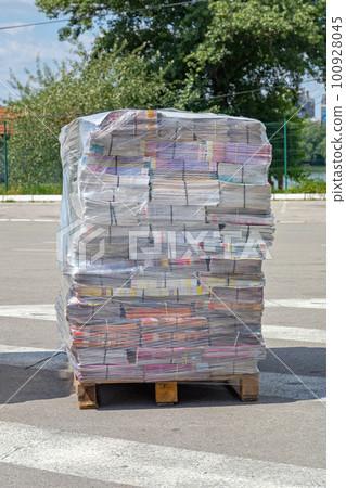 Magazines at Pallet 100928045