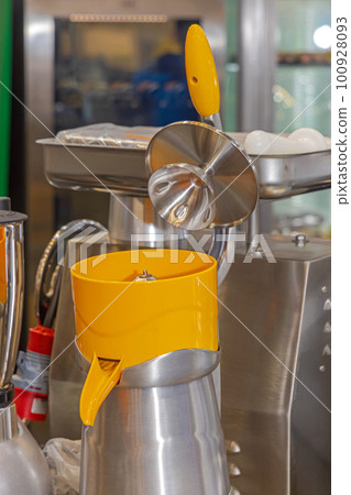 Commercial Citrus Juicer Commercial Citrus Juicer 100928093