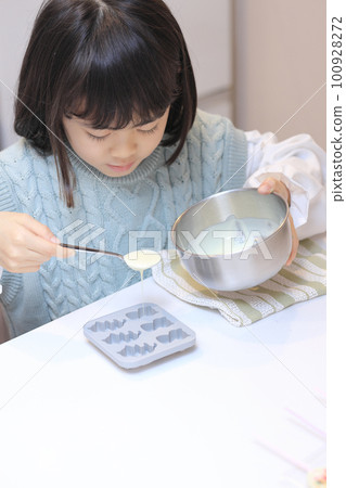 製作白巧克力的小學生(8歲) 製作白巧克力的小學生(8歲) 100928272