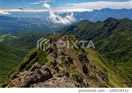 Mt. Ryuzu, Mt. Gongen, Mt. Fuji, and the Southern Alps seen from the summit of Mt. Akadake, Yatsugatake Mountains Mt. Ryuzu, Mt. Gongen, Mt. Fuji, and the Southern Alps seen from the summit of Mt. Akadake, Yatsugatake Mountains 100928432