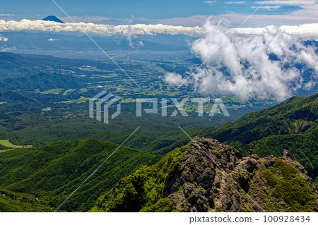 Mt.Fuji with climbers going from the summit of Yatsugatake Mountains and Mt. Akadake to Mt. Ryuzu 100928434