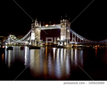 Tower bridge 100928880
