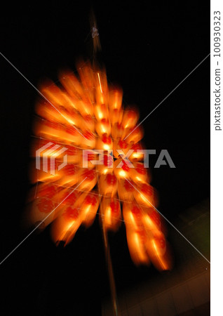 Instantly zoom in on the lanterns of the Akita Kanto Festival to make them pop out Instantly zoom in on the lanterns of the Akita Kanto Festival to make them pop out 100930323