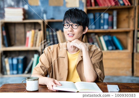 讀書的一個年輕人 100930383