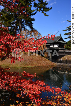 弘前公園大手門紅葉盛開 弘前公園大手門紅葉盛開 100930713