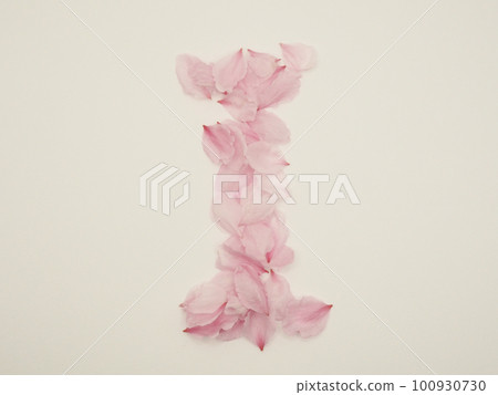 用花瓣繪製的英文大寫字母“I” 100930730