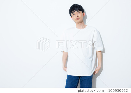 Man in white t-shirt 100930922