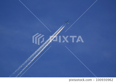 噴氣式飛機和晨光 Spring Sky 僅 230301am 照亮的軌跡 100930962