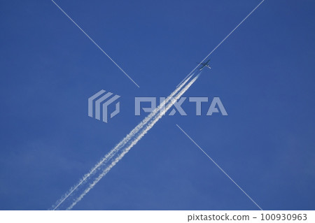 噴氣式飛機和晨光 Spring Sky 僅 230301am 照亮的軌跡 100930963