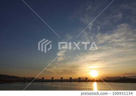 早晨的天空有各種雲彩和反射的河面 春天 230301am 100931134