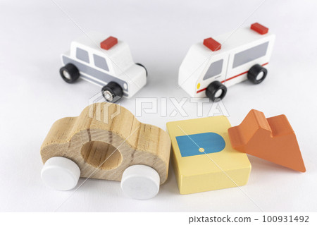 Toy vehicles and houses. image of traffic accident 100931492