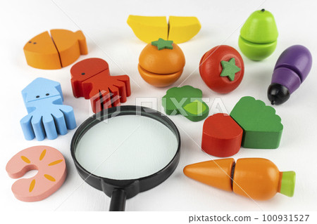玩具食品和放大鏡。質檢圖片 100931527