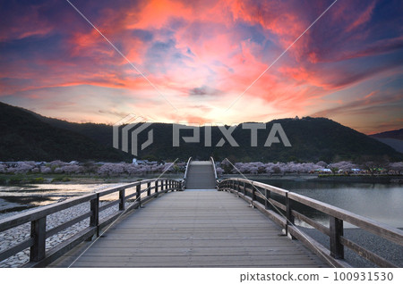 Kintaikyo Bridge at dusk / Symmetry from the top of the bridge 100931530