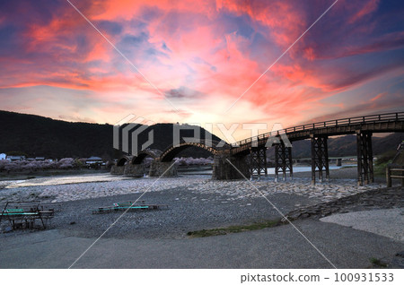 Kintai Bridge dyed in the sunset 100931533
