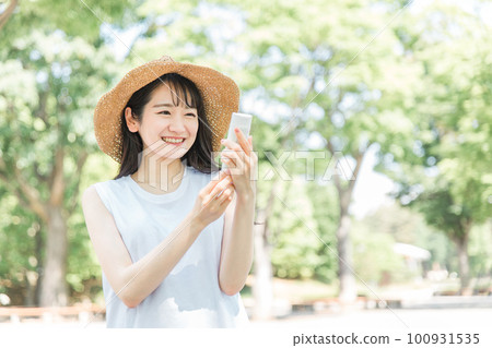 女性做夏季護膚（防曬霜/紫外線護理） 100931535