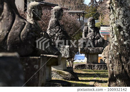 Sightseeing in Morioka Rakan Children's Park with 16 Rakan statues 100932142