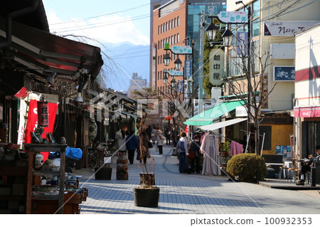 Nawate Street full of tricks to attract tourists 100932353