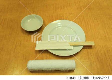 Small plates, towels, serving plates, disposable chopsticks 100932481