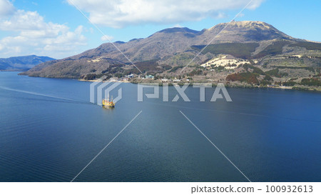 Aerial view of Lake Ashinoko and a pleasure boat with Mt. Hakone Komagatake in the background Aerial view of Lake Ashinoko and a pleasure boat with Mt. Hakone Komagatake in the background 100932613