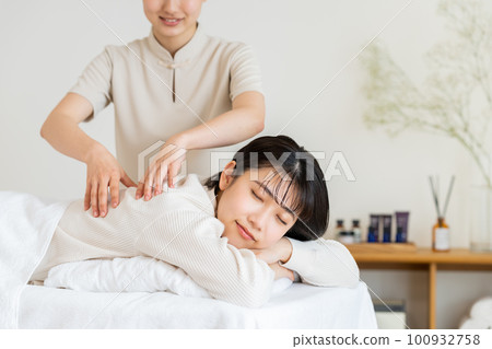 接受按摩的一個少婦在美學 100932758
